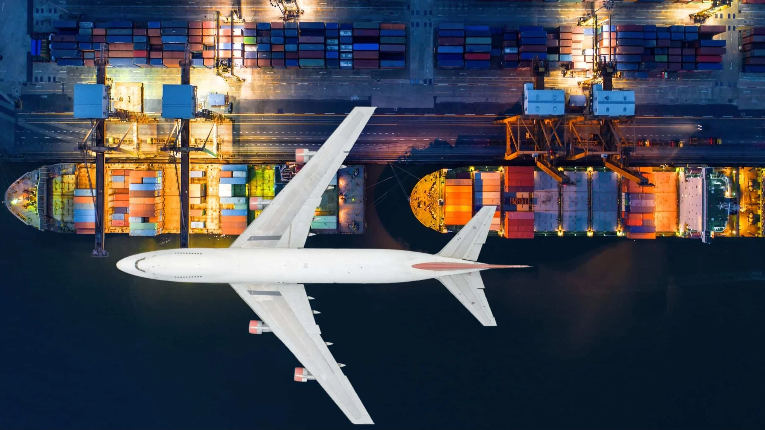 Transporte aéreo vs. marítimo: ¿Cuándo elegir la rapidez sobre el ahorro? | Interborders