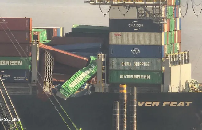 Se accidentó un buque de Evergreen y llegó a Montevideo con contenedores mal apilados | Interborders