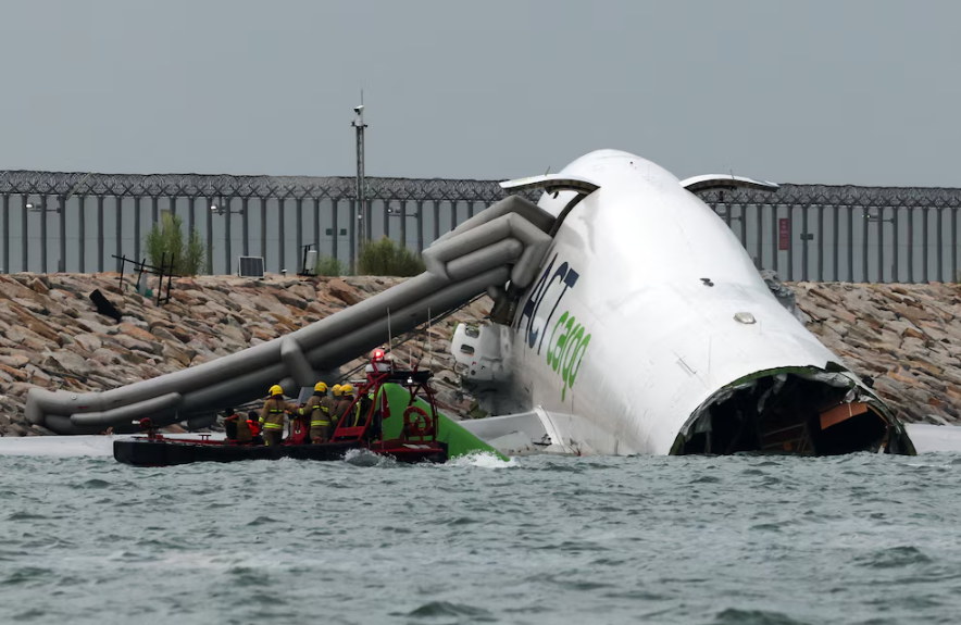 Tragedia aérea en Hong Kong: un Boeing 747 de carga cayó al mar durante el aterrizaje | Interborders