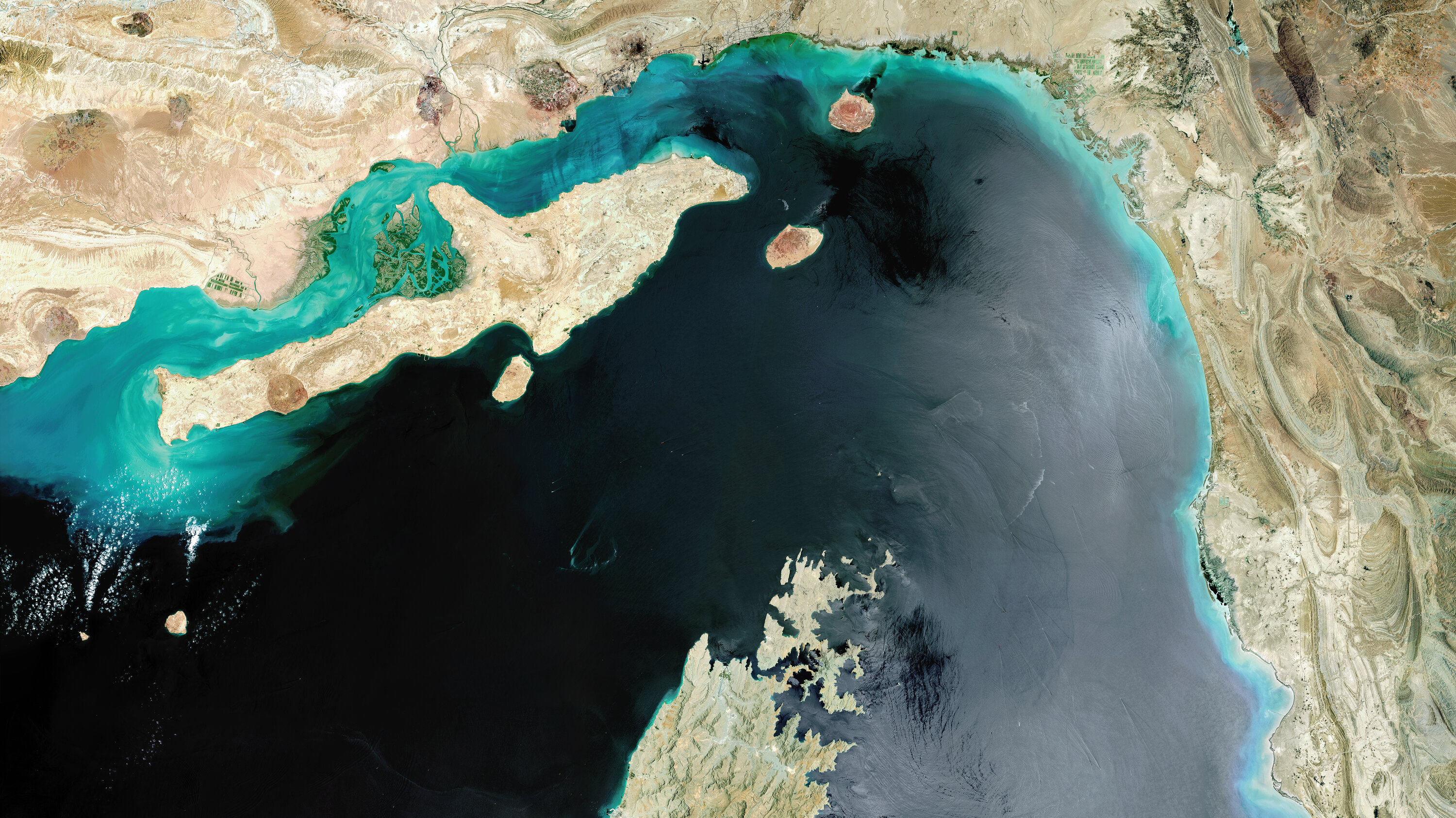 Estrecho de Ormuz bajo tensión: la amenaza de Irán reduce en un 90% el tráfico y afecta al comercio internacional | Interborders